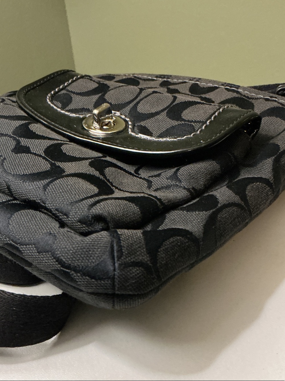 Coach Black Signature Canvas Crossbody with Turnlock Pocket Patent Trim Y2K GUC - Picture 10 of 10